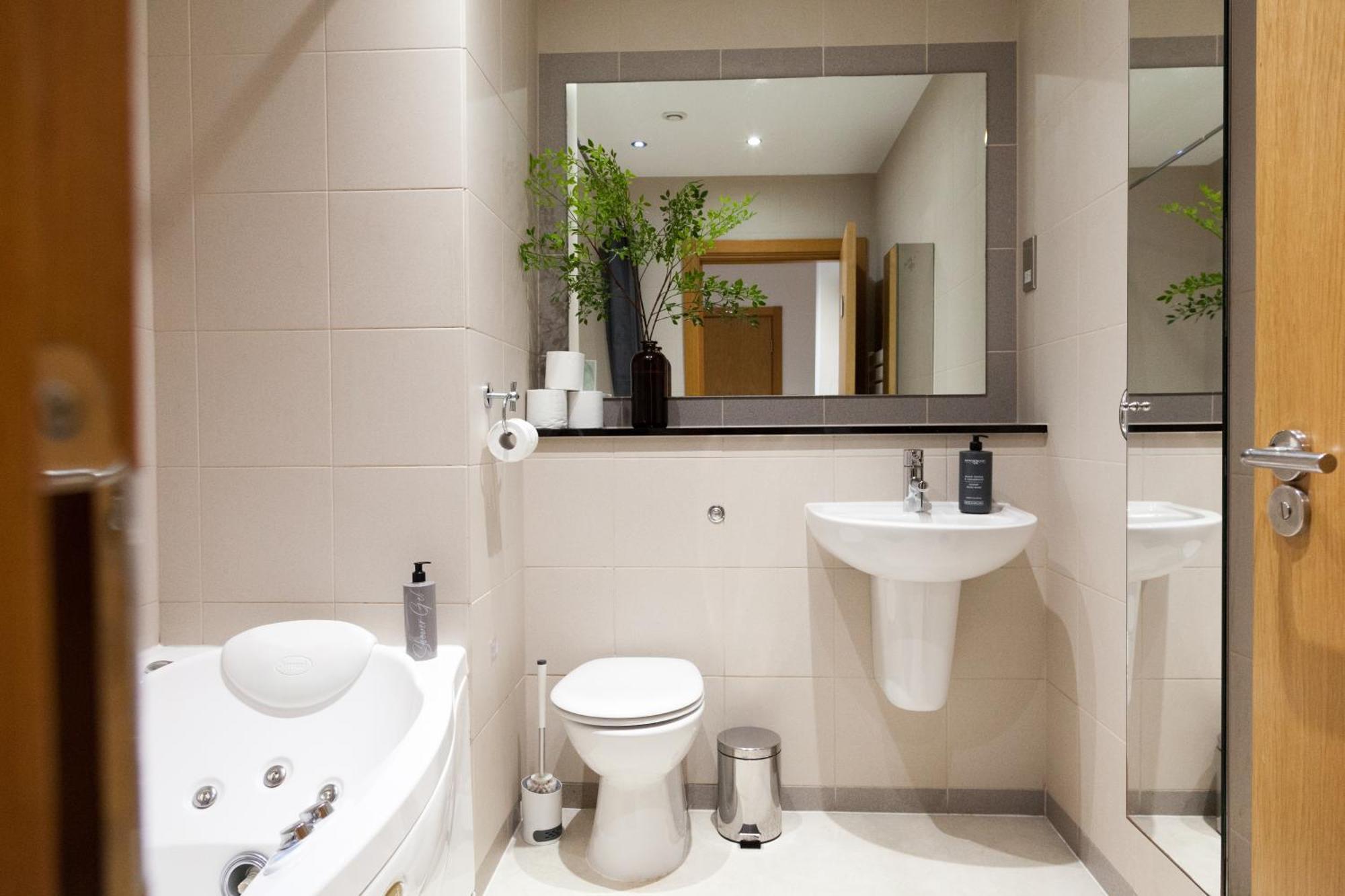 Weekly & Monthly Stays In Penthouse For Contractors Or Leisure Single Or Superking Beds Available Birkenhead Zewnętrze zdjęcie
