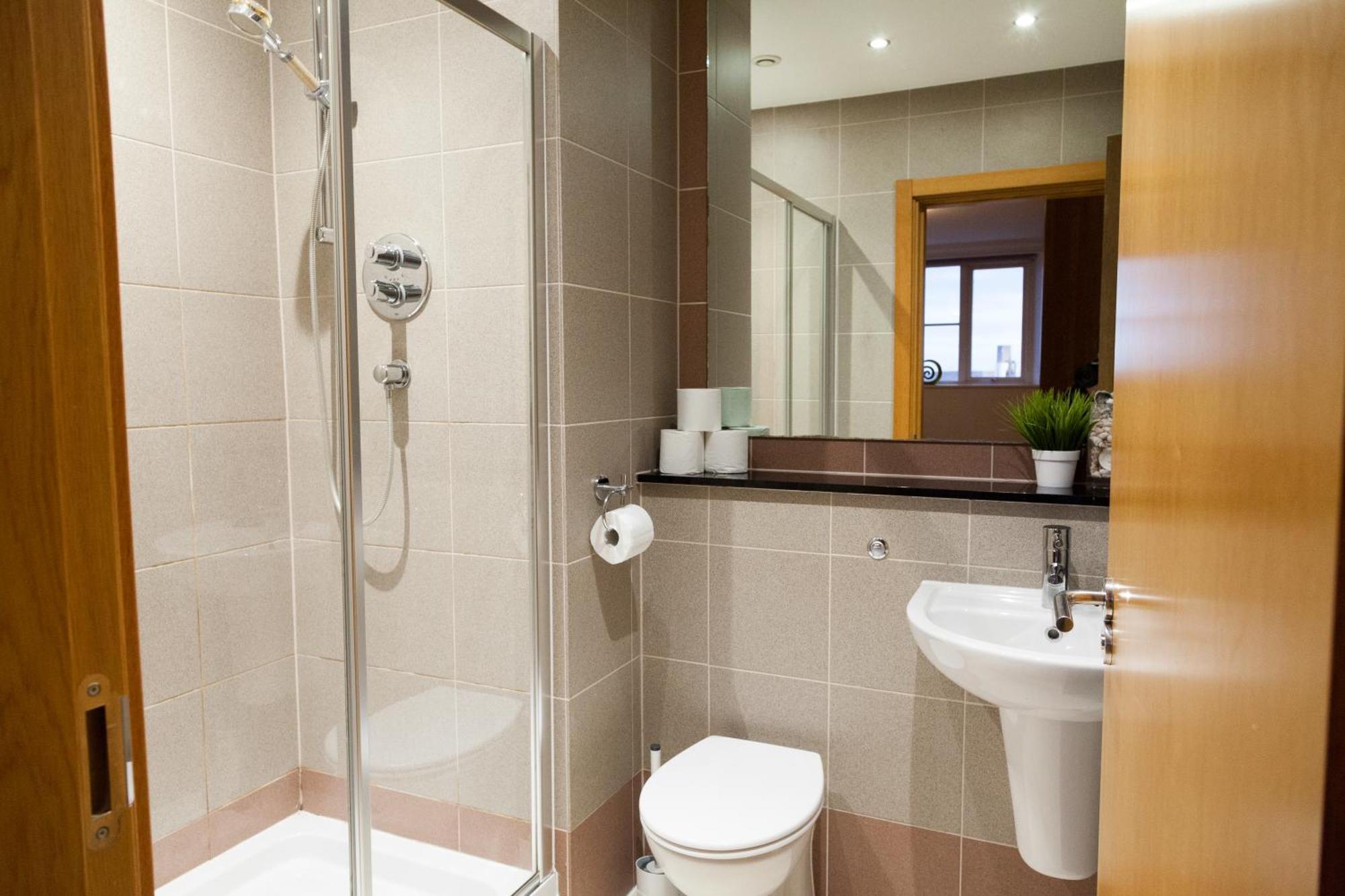 Weekly & Monthly Stays In Penthouse For Contractors Or Leisure Single Or Superking Beds Available Birkenhead Zewnętrze zdjęcie