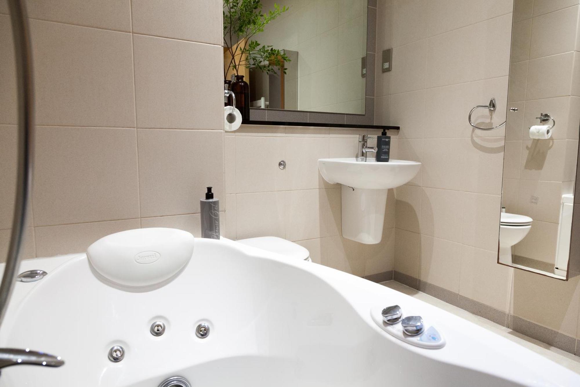 Weekly & Monthly Stays In Penthouse For Contractors Or Leisure Single Or Superking Beds Available Birkenhead Zewnętrze zdjęcie